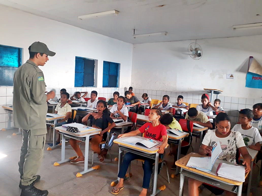 Escola de Altos recebe ações de resistência às drogas da Polícia Militar